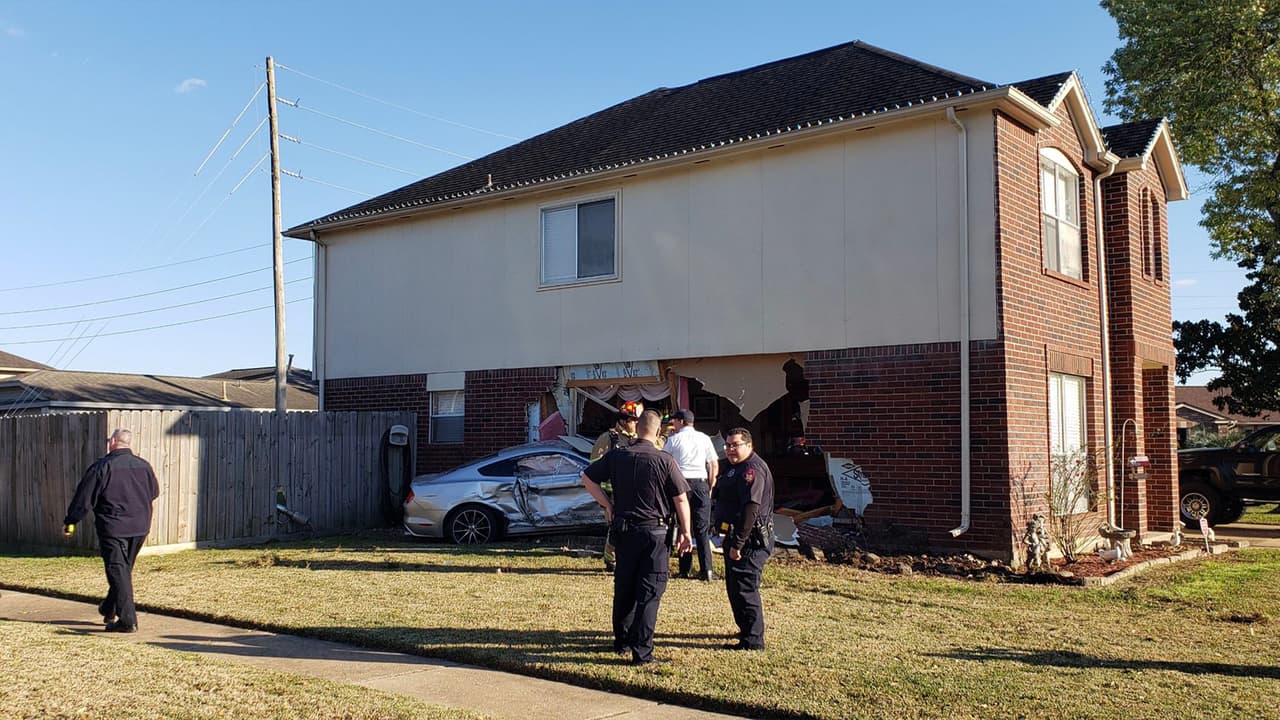 El accidente es en la cuadra 4900 de Falcon Forest Drive, al noreste de Houston. El vehículo causó daños a la estructura de la casa.