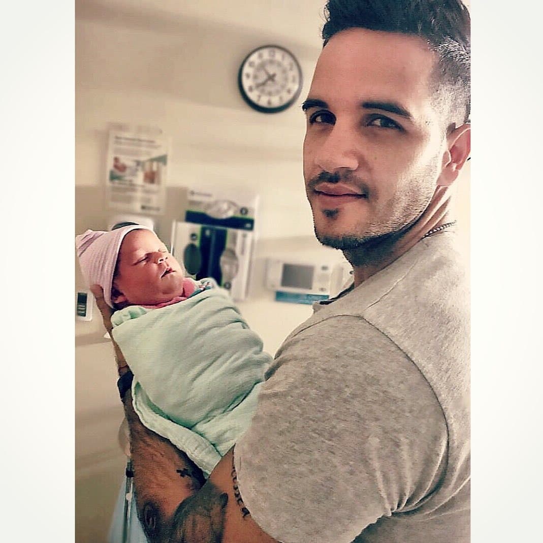 Uno de los momentos más felices de su vida fue cuando tuvo a sus dos hijas entre sus brazos por primera vez, y lo recordó publicando esta imagen de él y Silvana juntos.