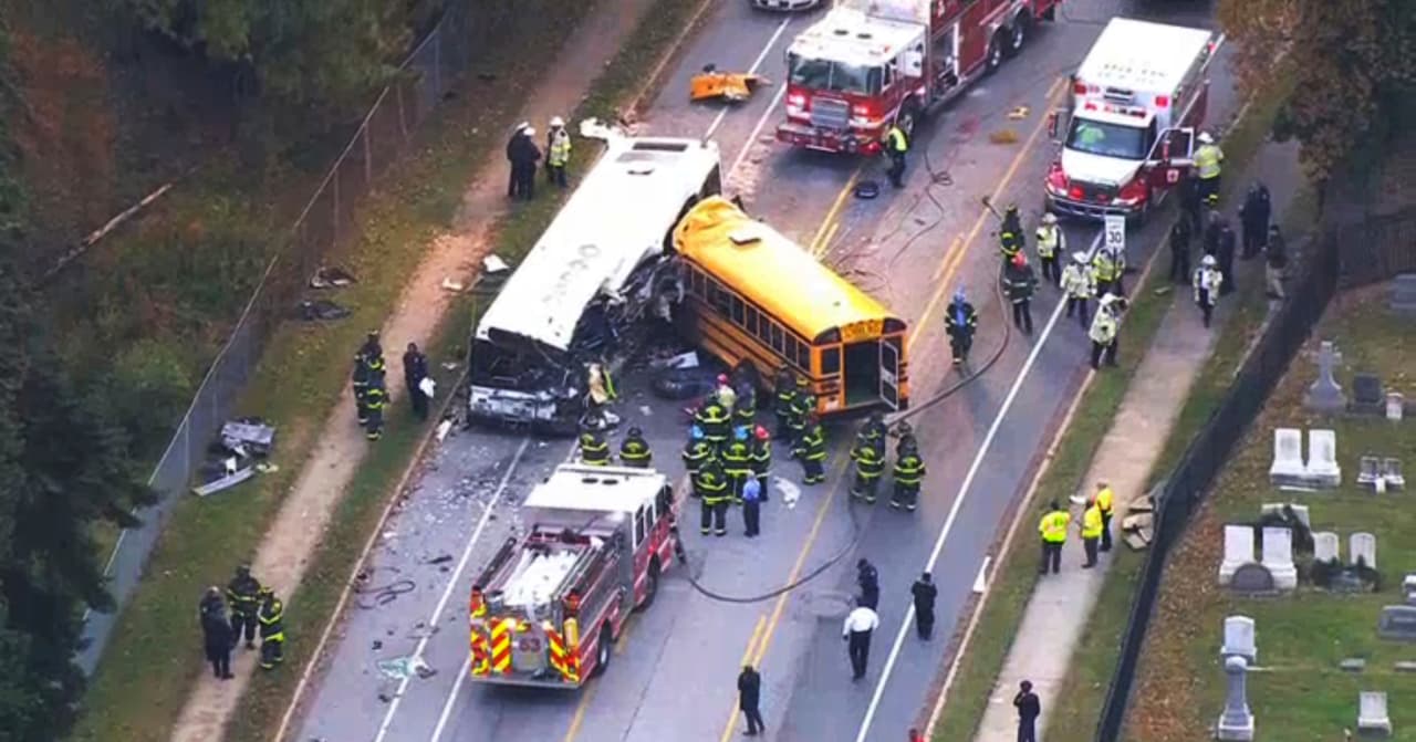 Choque de bus escolar con otro del transporte público de Baltimore deja al menos seis muertos