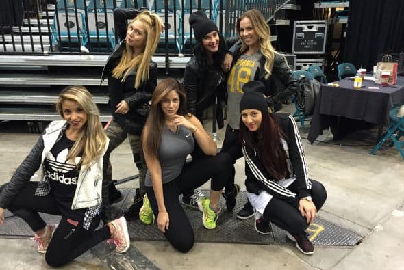 Y las bailarinas no se quedaron atrás y también posaron con Nuestra Belleza Latina.