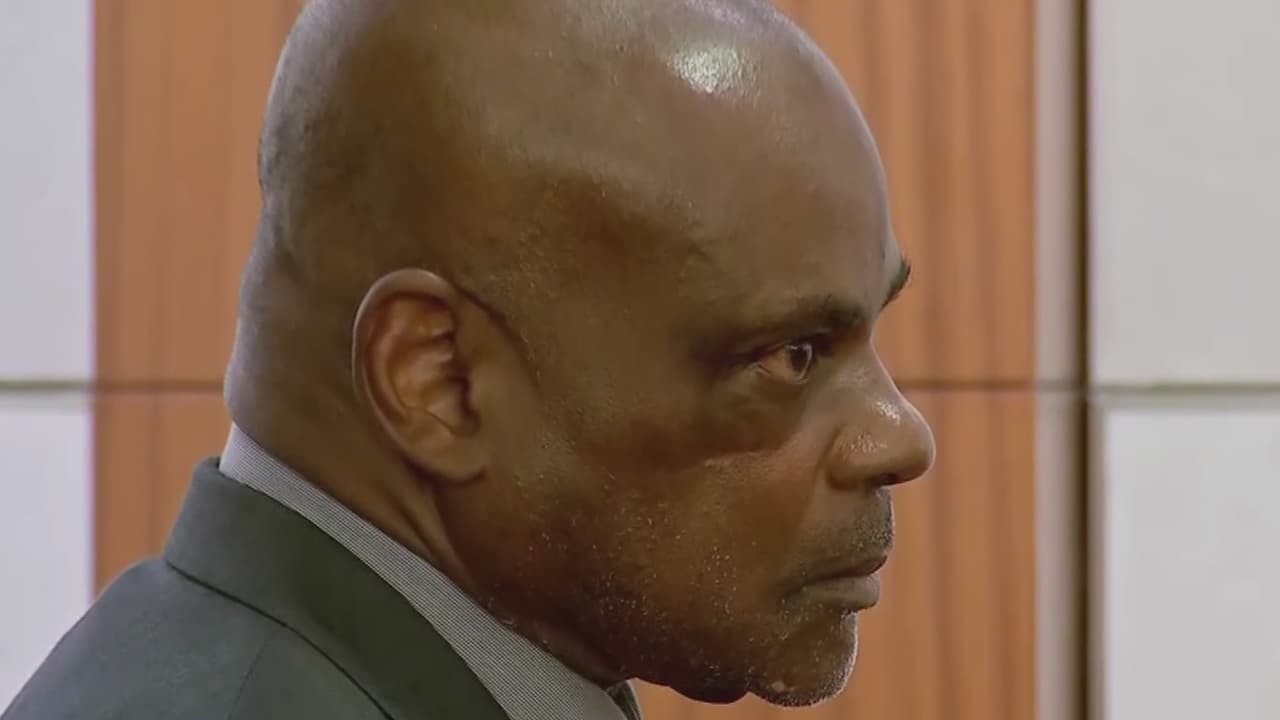 Exagente de Houston se declara culpable de cargos relacionados con una redada que dejó dos muertos