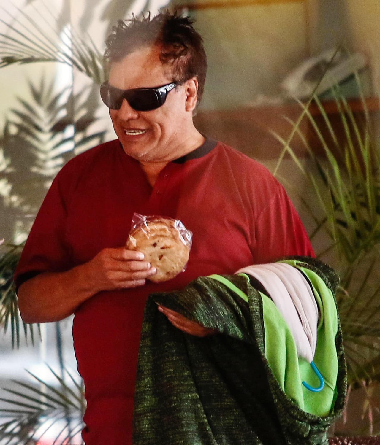 ¿A dónde vas 'JuanGa'? El ídolo salió a pasear, pero con todo y torta...