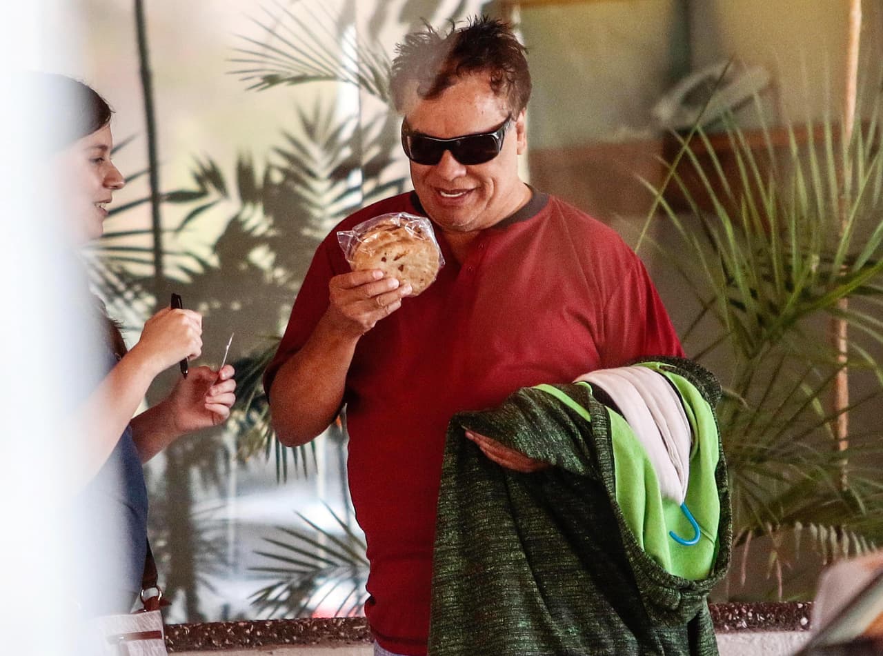 ¡Ya cómetela 'JuanGa! Parecía que algo le hacía resistirse a darle la primer mordida al rico pan.