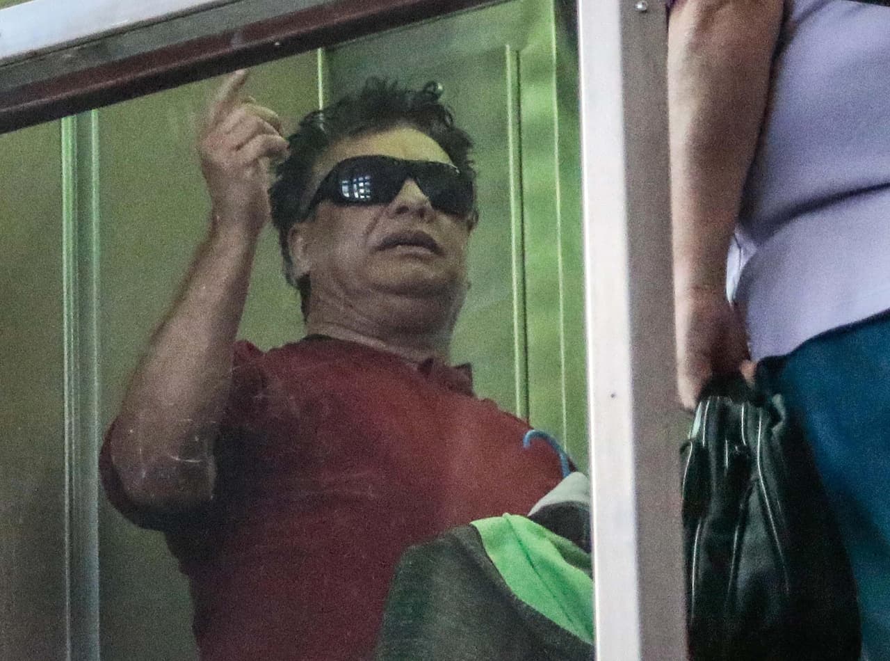 Con todo y gafas oscuras paseó por los pasillos de este centro comercial en el estado de Sonora.