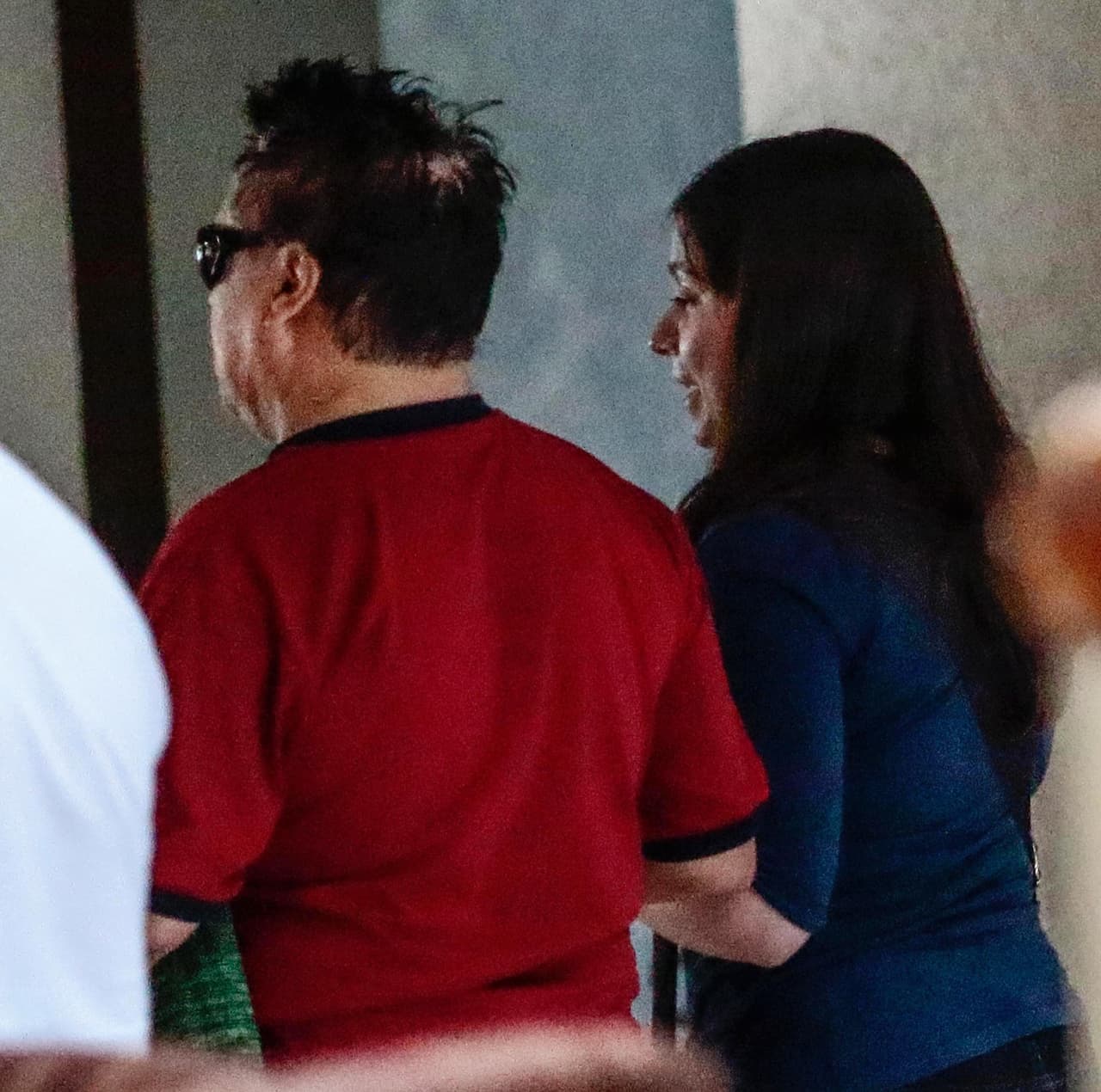 Ni se percató de que el paparazzi le seguía los pasos.