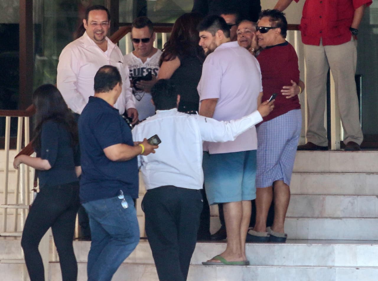 Todos lo quieren tanto que hasta lo llenaron de abrazos.