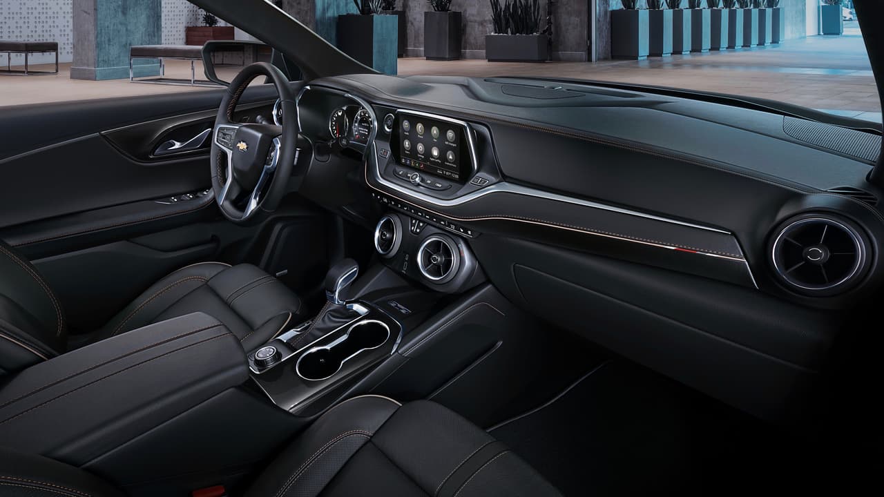 El tablero de instrumentos y controles de la Chevrolet Blazer es una ingeniosa reinterpretación del tablero del Camaro que francamente luce aún mejor que la de este. Aparte de su acertado diseño, el tablero cuenta también con una pantalla de infoentretenimiento de 8 pulgadas y puede ser dotado de una superficie de carga inalambrica opcional.