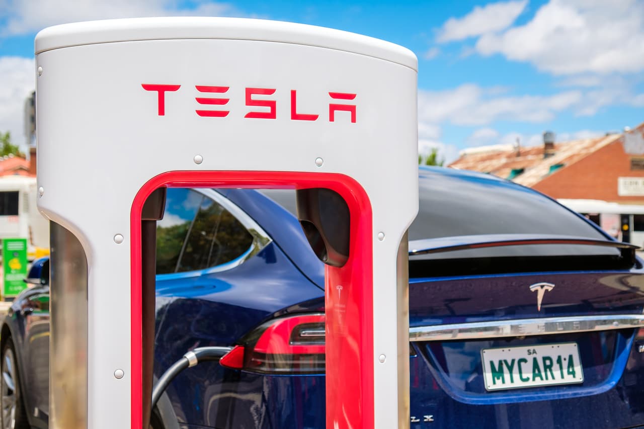 <b>Puesto 1. Tesla.</b> Este fabricante de autos eléctricos con sede en Palo Alto, California, ha registrado ganancias en cinco trimestres consecutivos y multiplicó su valor nueve veces en 2020. El cambio de la industria a los vehículos eléctricos es indetenible y los inversores creen que la tecnología de Tesla está años por delante de sus competidores.