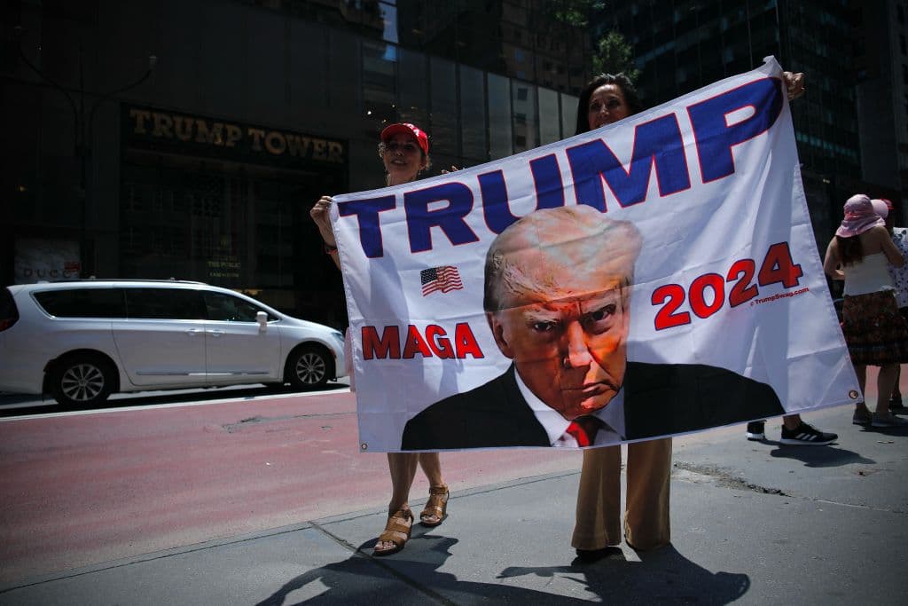 Otros seguidores llevaron banderas y letreros, acentuando la necesidad, de acuerdo a sus creencias, de que Donald Trump reasuma el poder en las elecciones generales de noviembre 2024.