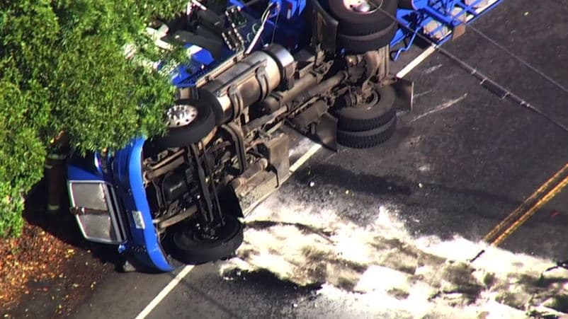 Volcadura de camión que transportaba materiales peligrosos provoca evacuaciones en Napa