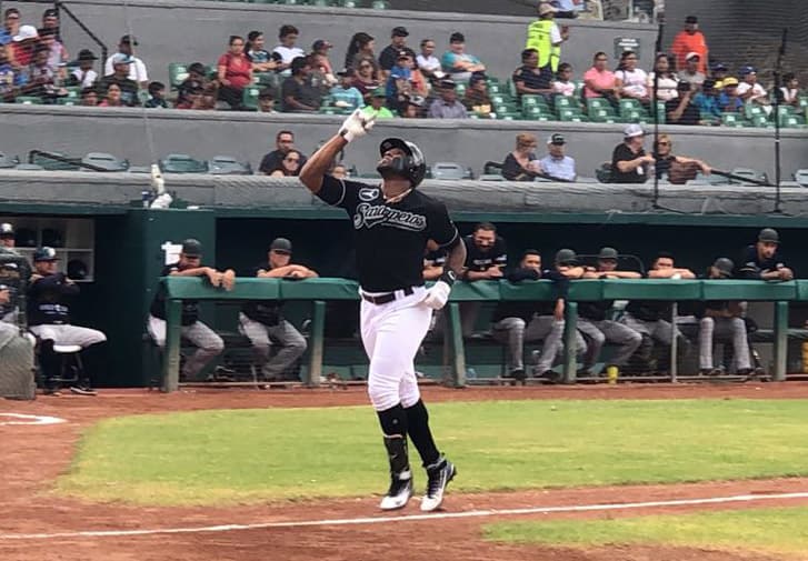 Rainel Rosario festeja su cuadrangular.
