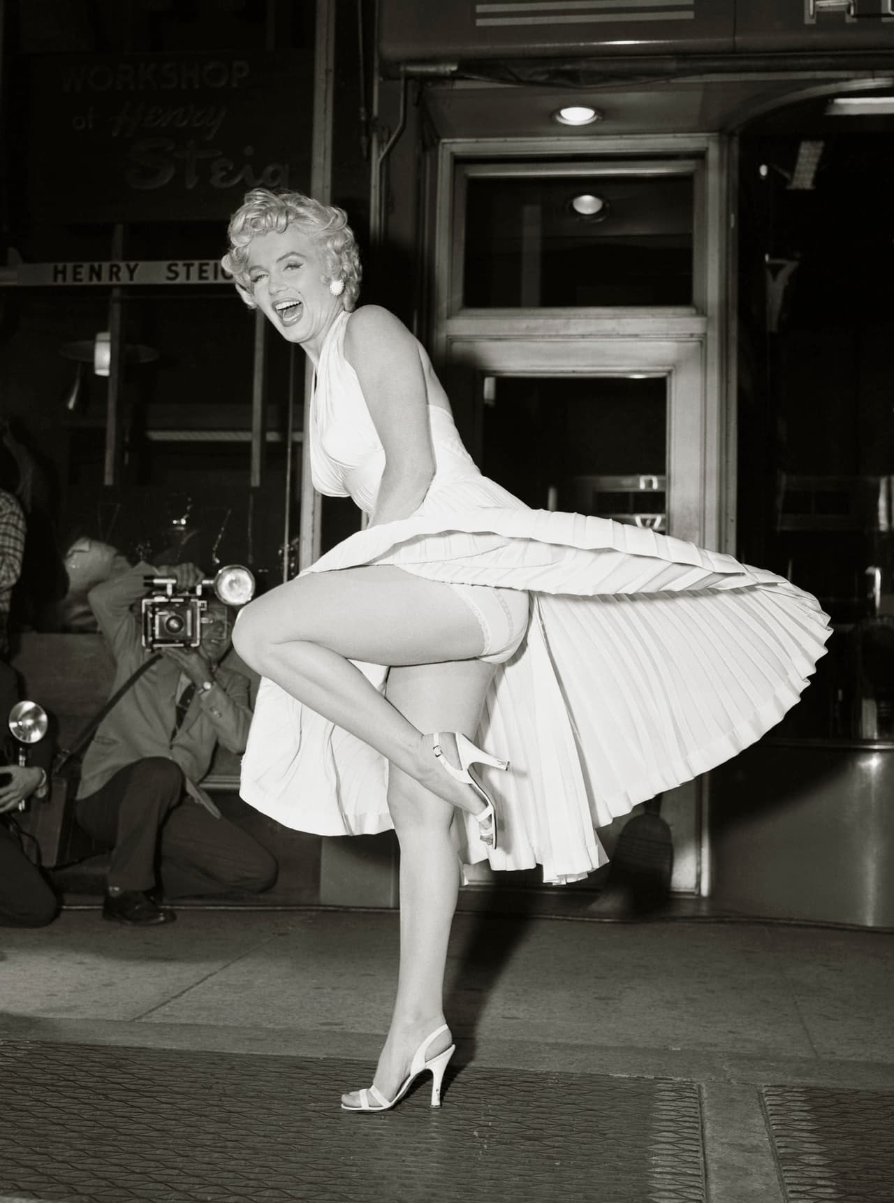 El incidente de inmediato recordó a la icónica escena que Marilyn Monroe protagonizó en la película 'The seven year itch' (1955).
<br>