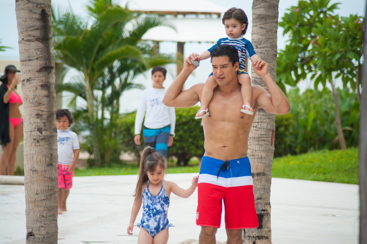 Le encanta pasar tiempo con su familia.