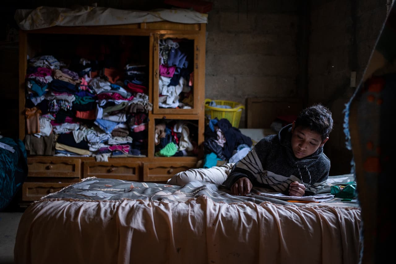 Emanuel Vázquez hace su tarea después de tomar las clases en línea transmitidas por cadena nacional. Como parte del programa "Aprende en casa", el gobierno mexicano
<b>también instauró lecciones a través de programas de radio</b> para permitir el acceso a niños que no tienen conexión de internet o televisión, especialmente en comunidades
<a href="https://www.univision.com/temas/indigenas">indígenas</a>.