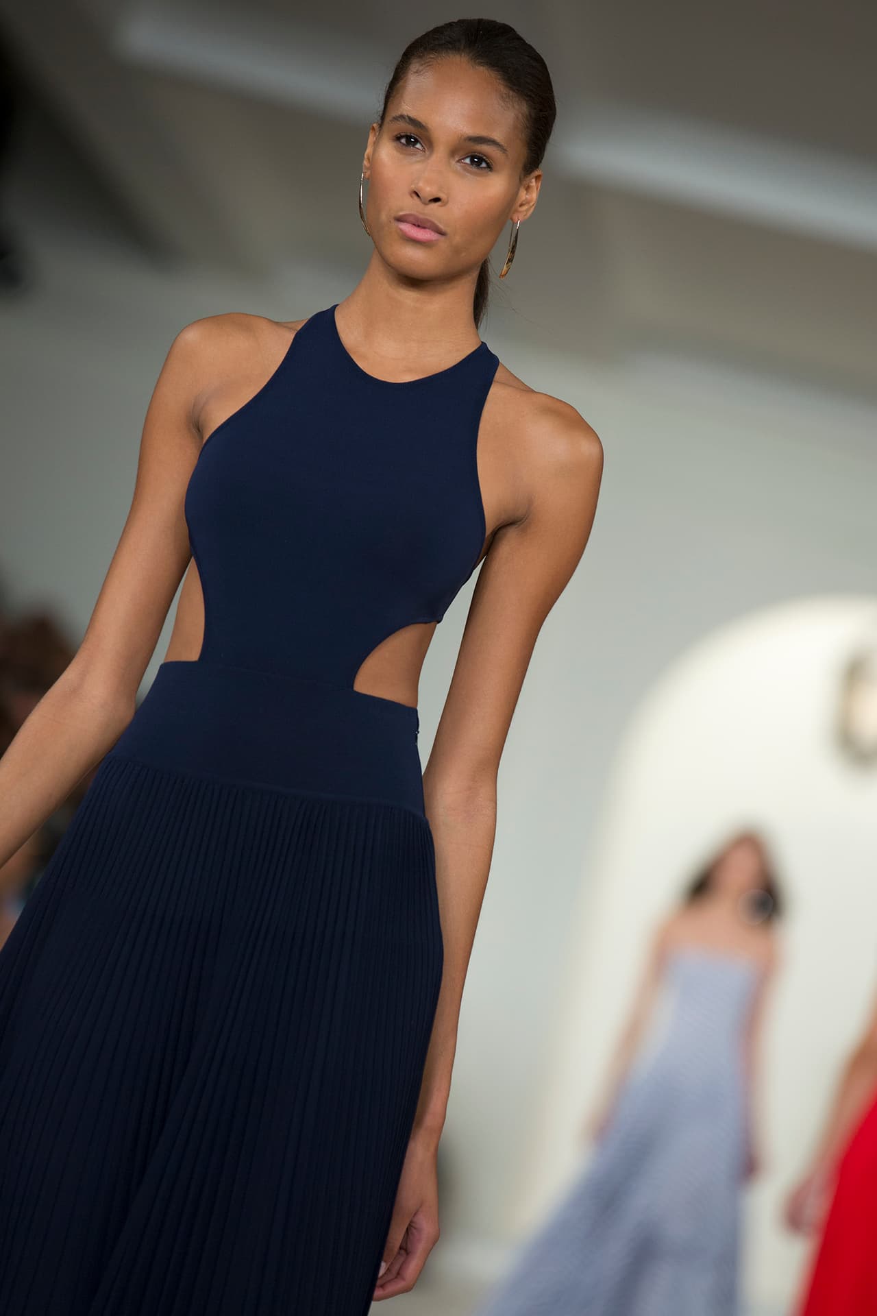 En su presentación durante el NYFW regresa a los básicos veraniegos con un estilo náutico y lleno de elegancia. Colores neutros combinados entre sí y renovados haciendo uso de los 'color blocks' en accesorios y prendas clásicas. Los diseños más elegantes incluyen 'maxi dresses', 'jumpsuits', 'culottes', 'leather jackets' en color camello y conjuntos de color sólido. Si duda una colección que invita a embarcarse en un viaje por el mediterráneo. Diseñador Ralph Lauren. NYFW, Spring/Summer 2016 - 09/17/2015