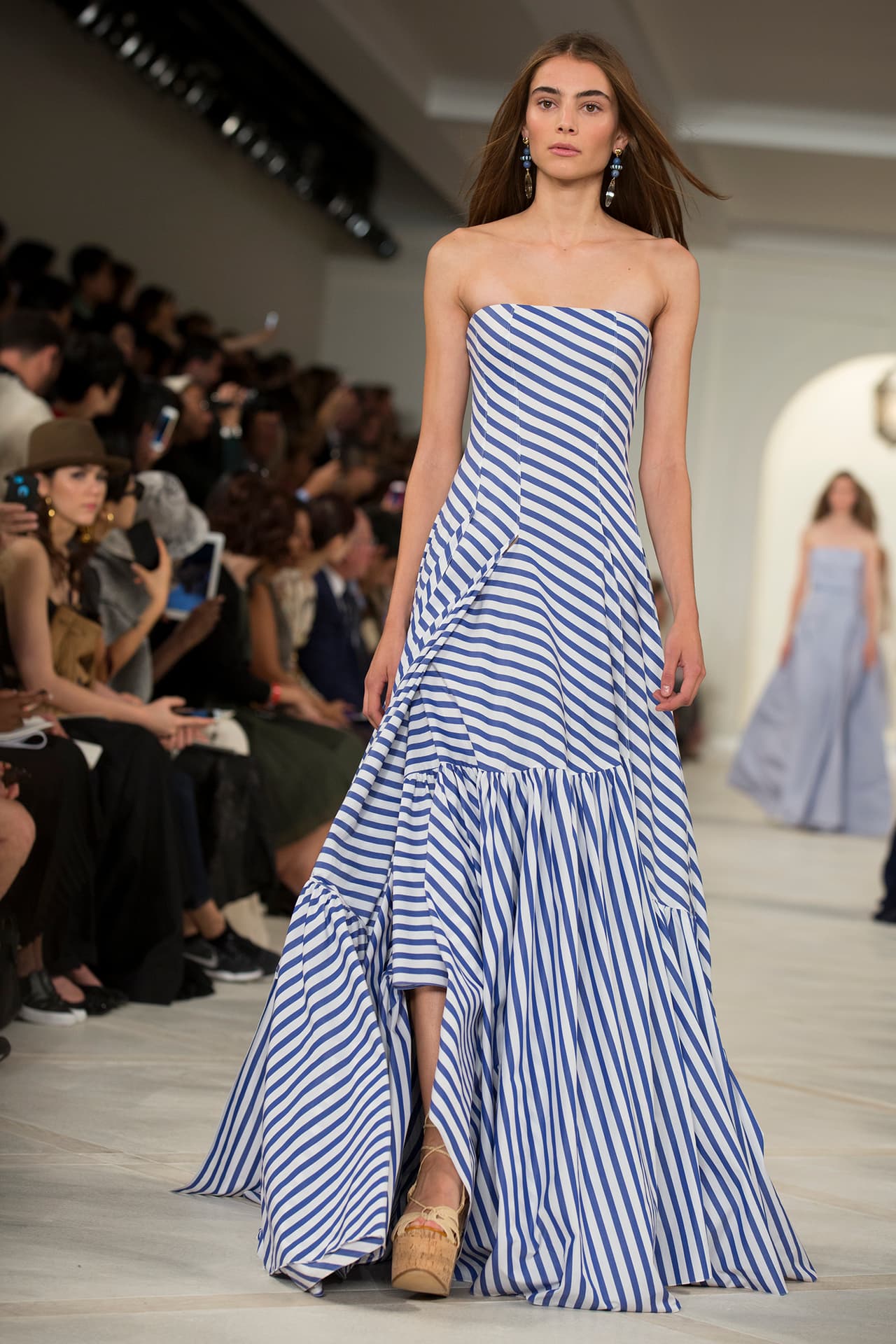 En su presentación durante el NYFW regresa a los básicos veraniegos con un estilo náutico y lleno de elegancia. Colores neutros combinados entre sí y renovados haciendo uso de los 'color blocks' en accesorios y prendas clásicas. Los diseños más elegantes incluyen 'maxi dresses', 'jumpsuits', 'culottes', 'leather jackets' en color camello y conjuntos de color sólido. Si duda una colección que invita a embarcarse en un viaje por el mediterráneo. Diseñador Ralph Lauren. NYFW, Spring/Summer 2016 - 09/17/2015