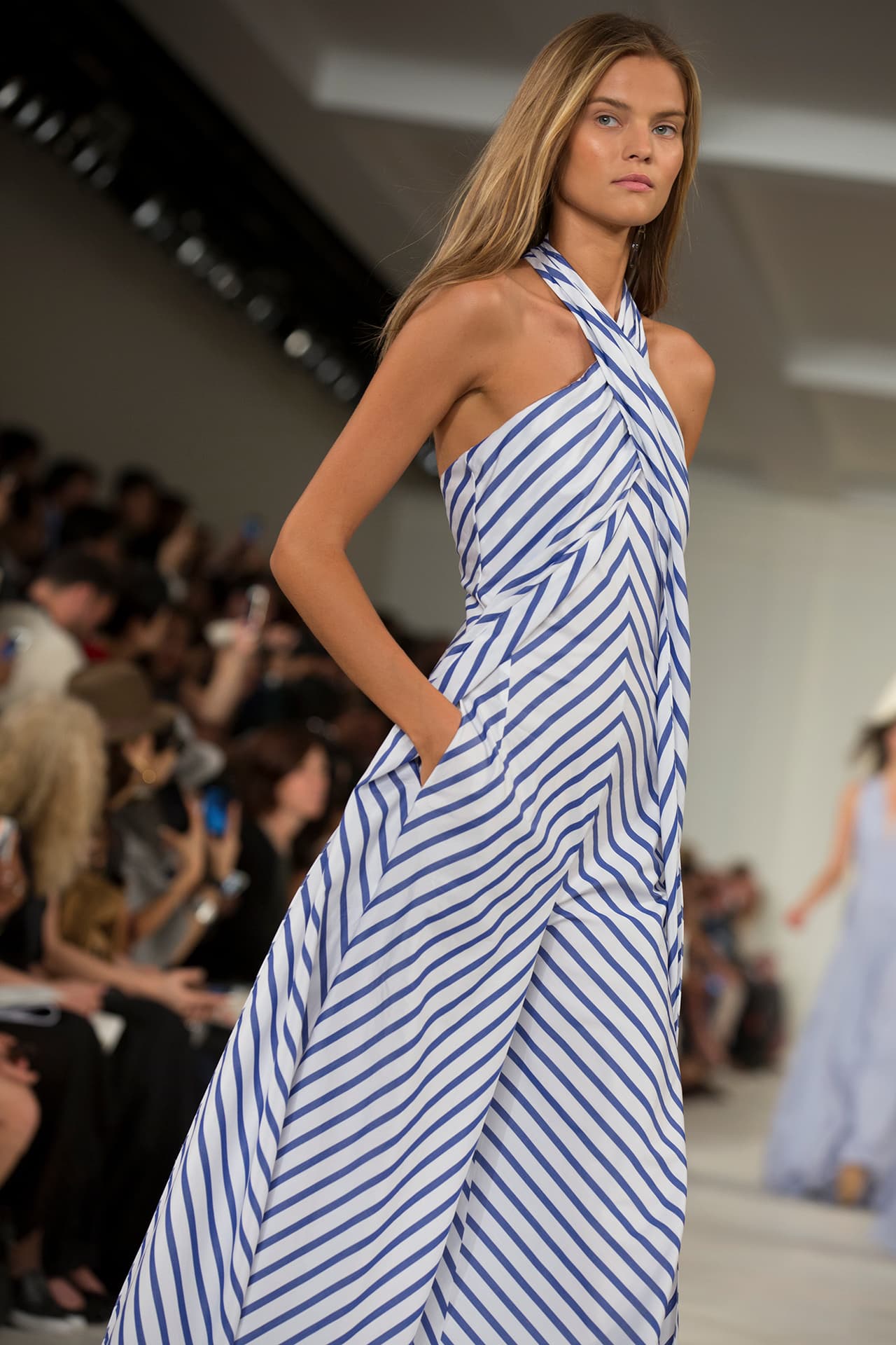 En su presentación durante el NYFW regresa a los básicos veraniegos con un estilo náutico y lleno de elegancia. Colores neutros combinados entre sí y renovados haciendo uso de los 'color blocks' en accesorios y prendas clásicas. Los diseños más elegantes incluyen 'maxi dresses', 'jumpsuits', 'culottes', 'leather jackets' en color camello y conjuntos de color sólido. Si duda una colección que invita a embarcarse en un viaje por el mediterráneo. Diseñador Ralph Lauren. NYFW, Spring/Summer 2016 - 09/17/2015