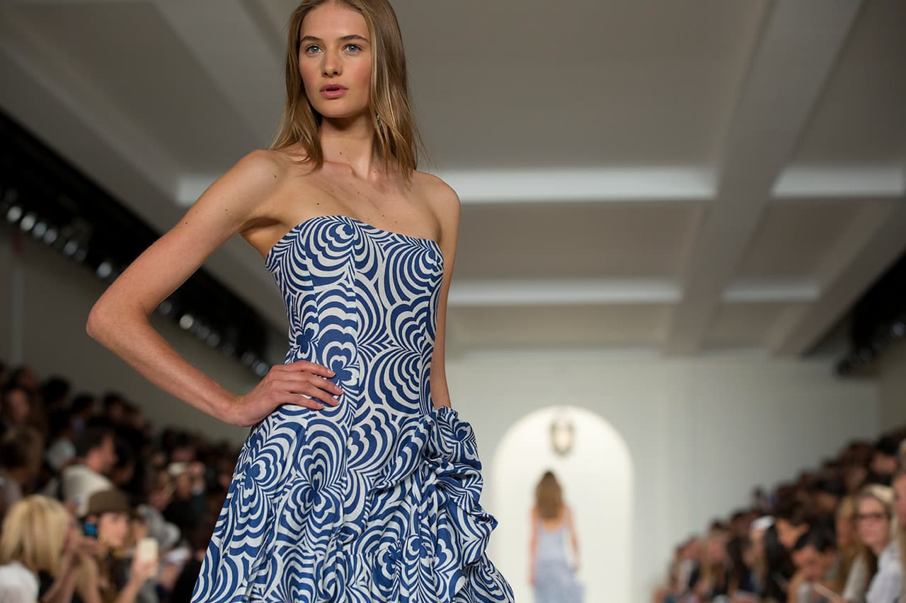 En su presentación durante el NYFW regresa a los básicos veraniegos con un estilo náutico y lleno de elegancia. Colores neutros combinados entre sí y renovados haciendo uso de los 'color blocks' en accesorios y prendas clásicas. Los diseños más elegantes incluyen 'maxi dresses', 'jumpsuits', 'culottes', 'leather jackets' en color camello y conjuntos de color sólido. Si duda una colección que invita a embarcarse en un viaje por el mediterráneo. Diseñador Ralph Lauren. NYFW, Spring/Summer 2016 - 09/17/2015