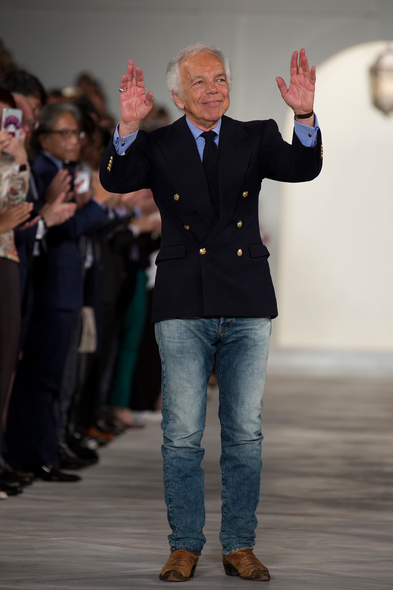 En su presentación durante el NYFW regresa a los básicos veraniegos con un estilo náutico y lleno de elegancia. Colores neutros combinados entre sí y renovados haciendo uso de los 'color blocks' en accesorios y prendas clásicas. Los diseños más elegantes incluyen 'maxi dresses', 'jumpsuits', 'culottes', 'leather jackets' en color camello y conjuntos de color sólido. Si duda una colección que invita a embarcarse en un viaje por el mediterráneo. Diseñador Ralph Lauren. NYFW, Spring/Summer 2016 - 09/17/2015