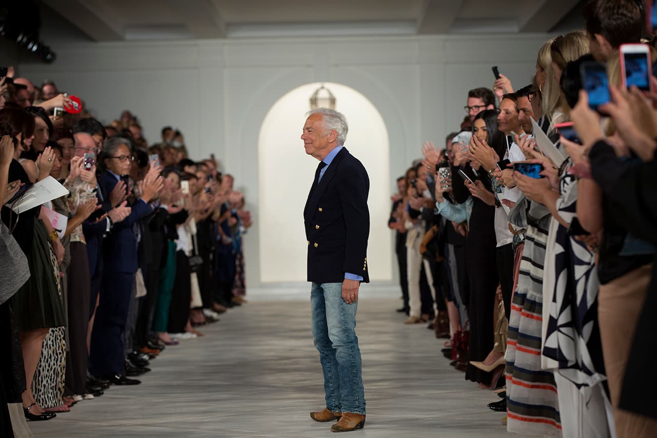 En su presentación durante el NYFW regresa a los básicos veraniegos con un estilo náutico y lleno de elegancia. Colores neutros combinados entre sí y renovados haciendo uso de los 'color blocks' en accesorios y prendas clásicas. Los diseños más elegantes incluyen 'maxi dresses', 'jumpsuits', 'culottes', 'leather jackets' en color camello y conjuntos de color sólido. Si duda una colección que invita a embarcarse en un viaje por el mediterráneo. Diseñador Ralph Lauren. NYFW, Spring/Summer 2016 - 09/17/2015