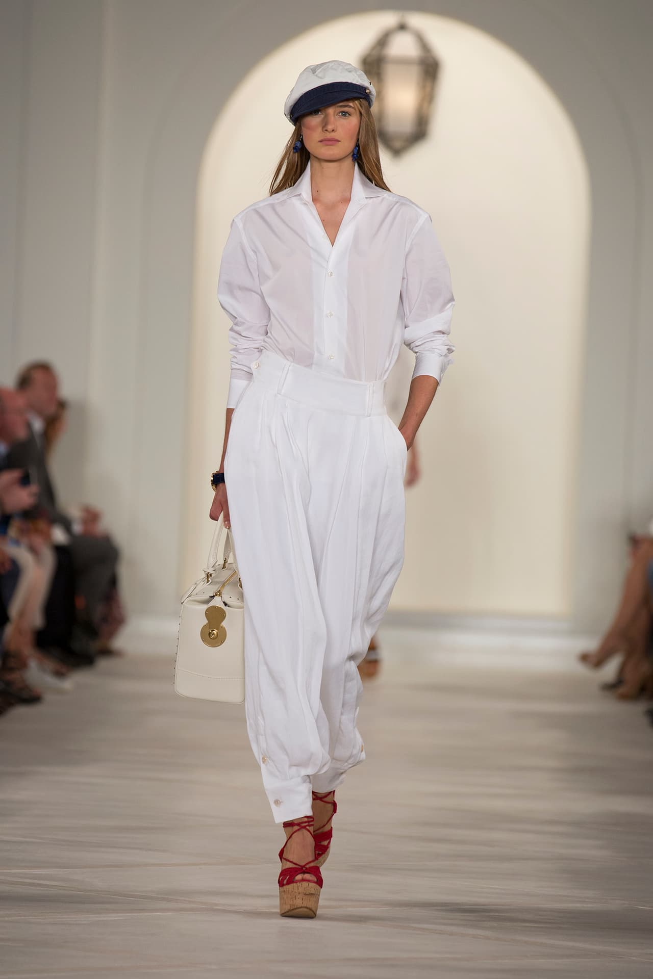 En su presentación durante el NYFW regresa a los básicos veraniegos con un estilo náutico y lleno de elegancia. Colores neutros combinados entre sí y renovados haciendo uso de los 'color blocks' en accesorios y prendas clásicas. Los diseños más elegantes incluyen 'maxi dresses', 'jumpsuits', 'culottes', 'leather jackets' en color camello y conjuntos de color sólido. Si duda una colección que invita a embarcarse en un viaje por el mediterráneo. Diseñador Ralph Lauren. NYFW, Spring/Summer 2016 - 09/17/2015