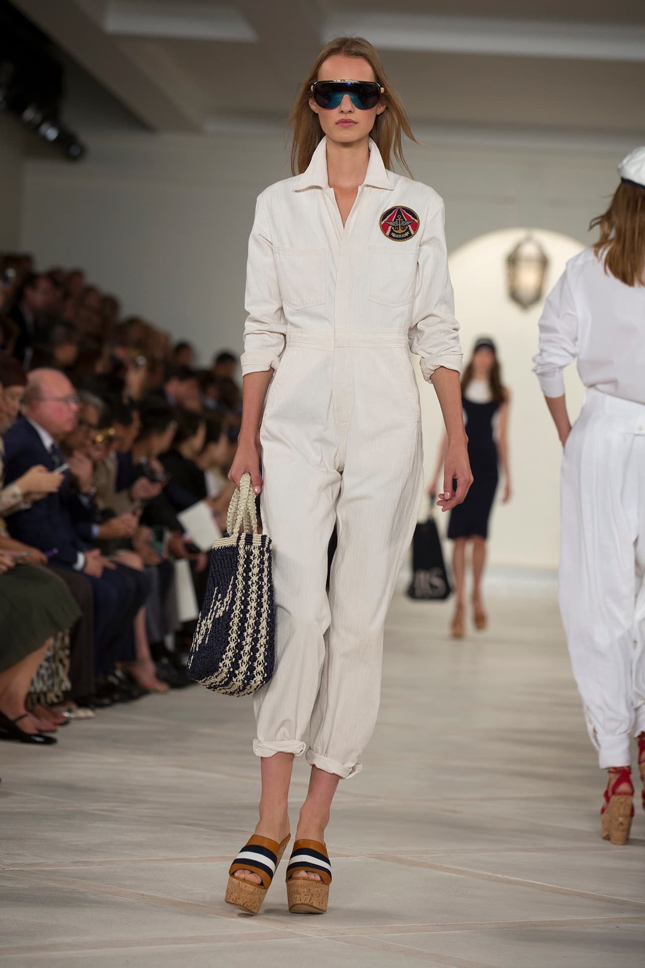 En su presentación durante el NYFW regresa a los básicos veraniegos con un estilo náutico y lleno de elegancia. Colores neutros combinados entre sí y renovados haciendo uso de los 'color blocks' en accesorios y prendas clásicas. Los diseños más elegantes incluyen 'maxi dresses', 'jumpsuits', 'culottes', 'leather jackets' en color camello y conjuntos de color sólido. Si duda una colección que invita a embarcarse en un viaje por el mediterráneo. Diseñador Ralph Lauren. NYFW, Spring/Summer 2016 - 09/17/2015