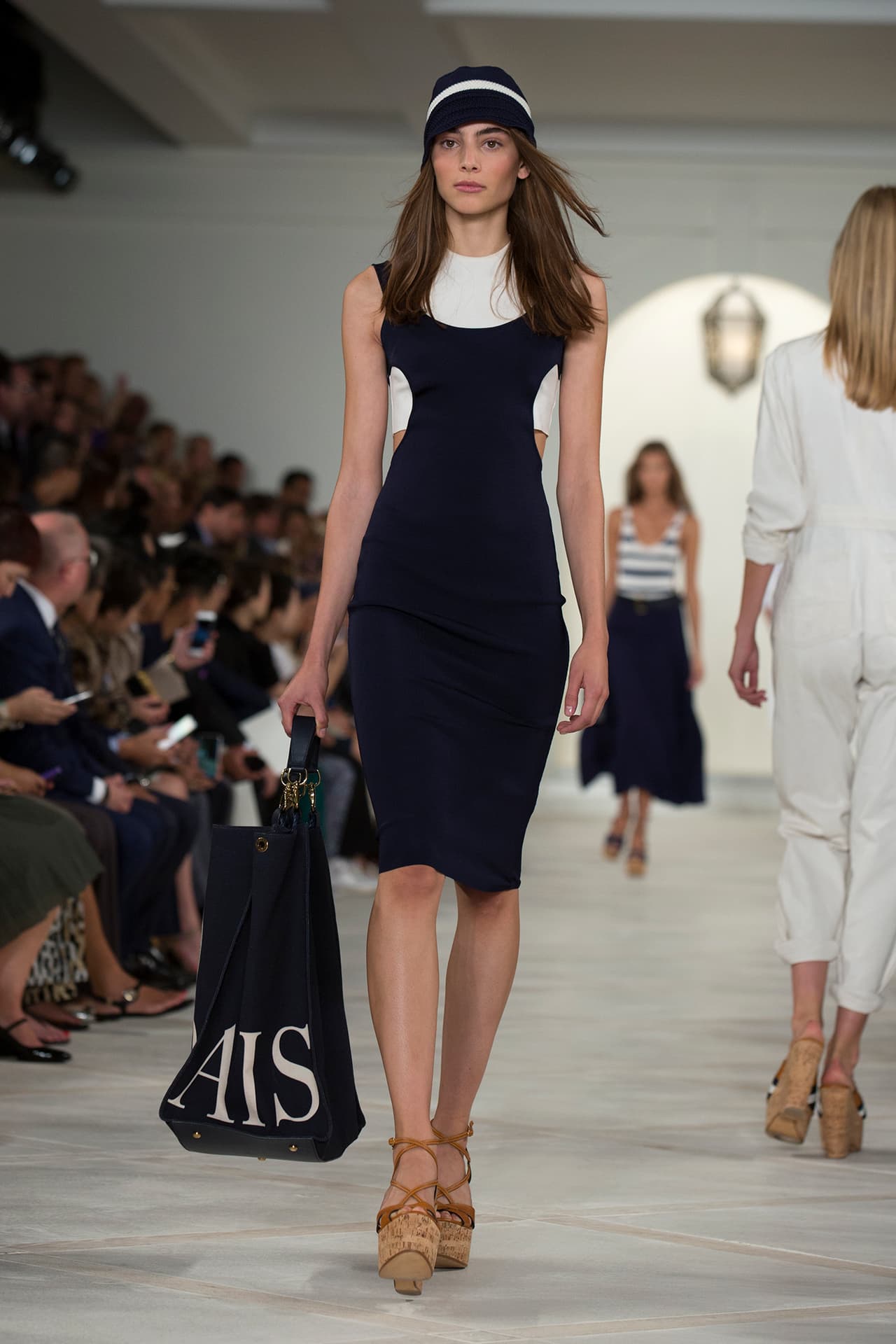 En su presentación durante el NYFW regresa a los básicos veraniegos con un estilo náutico y lleno de elegancia. Colores neutros combinados entre sí y renovados haciendo uso de los 'color blocks' en accesorios y prendas clásicas. Los diseños más elegantes incluyen 'maxi dresses', 'jumpsuits', 'culottes', 'leather jackets' en color camello y conjuntos de color sólido. Si duda una colección que invita a embarcarse en un viaje por el mediterráneo. Diseñador Ralph Lauren. NYFW, Spring/Summer 2016 - 09/17/2015