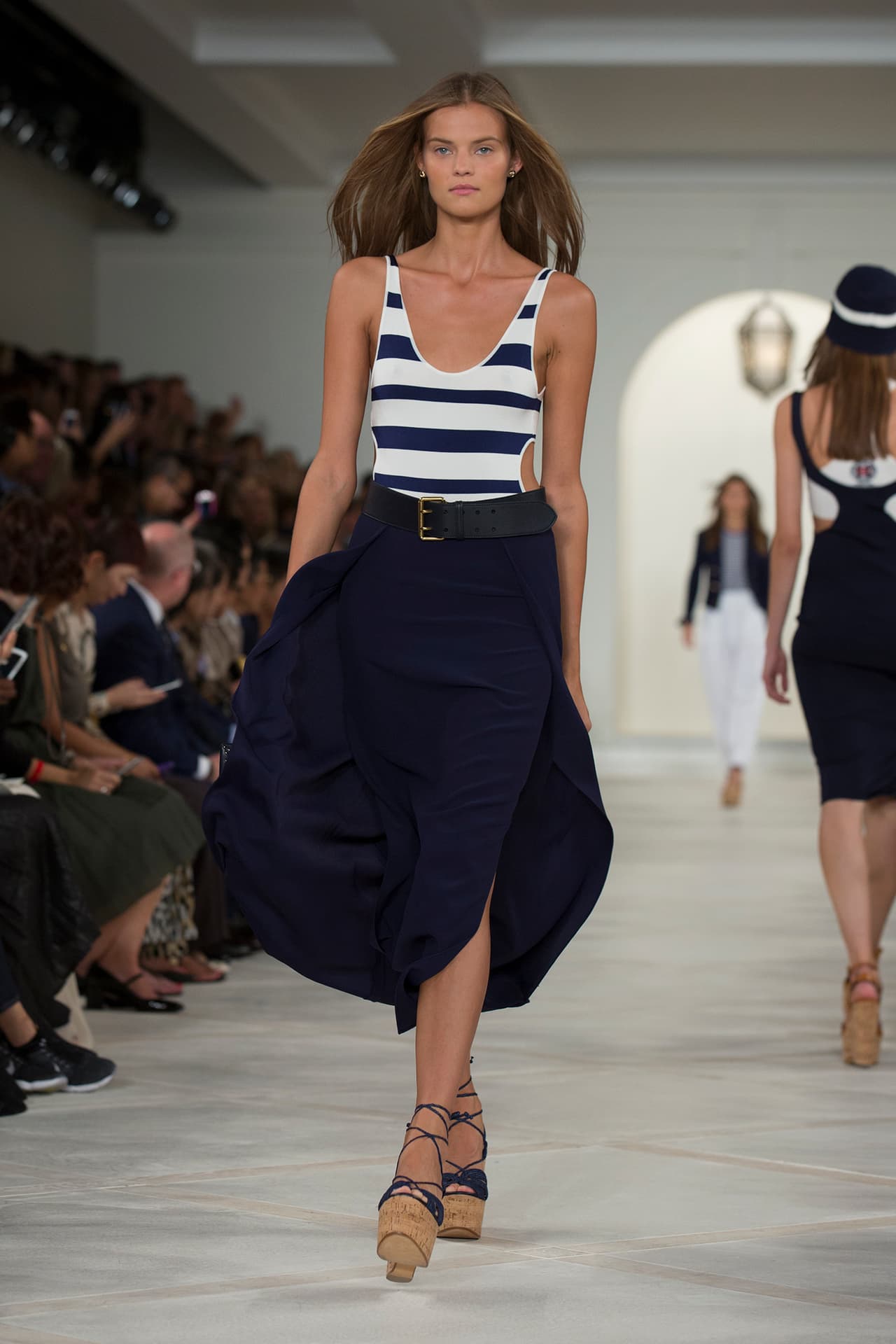 En su presentación durante el NYFW regresa a los básicos veraniegos con un estilo náutico y lleno de elegancia. Colores neutros combinados entre sí y renovados haciendo uso de los 'color blocks' en accesorios y prendas clásicas. Los diseños más elegantes incluyen 'maxi dresses', 'jumpsuits', 'culottes', 'leather jackets' en color camello y conjuntos de color sólido. Si duda una colección que invita a embarcarse en un viaje por el mediterráneo. Diseñador Ralph Lauren. NYFW, Spring/Summer 2016 - 09/17/2015