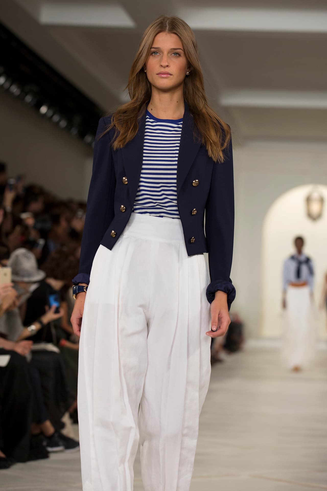 En su presentación durante el NYFW regresa a los básicos veraniegos con un estilo náutico y lleno de elegancia. Colores neutros combinados entre sí y renovados haciendo uso de los 'color blocks' en accesorios y prendas clásicas. Los diseños más elegantes incluyen 'maxi dresses', 'jumpsuits', 'culottes', 'leather jackets' en color camello y conjuntos de color sólido. Si duda una colección que invita a embarcarse en un viaje por el mediterráneo. Diseñador Ralph Lauren. NYFW, Spring/Summer 2016 - 09/17/2015