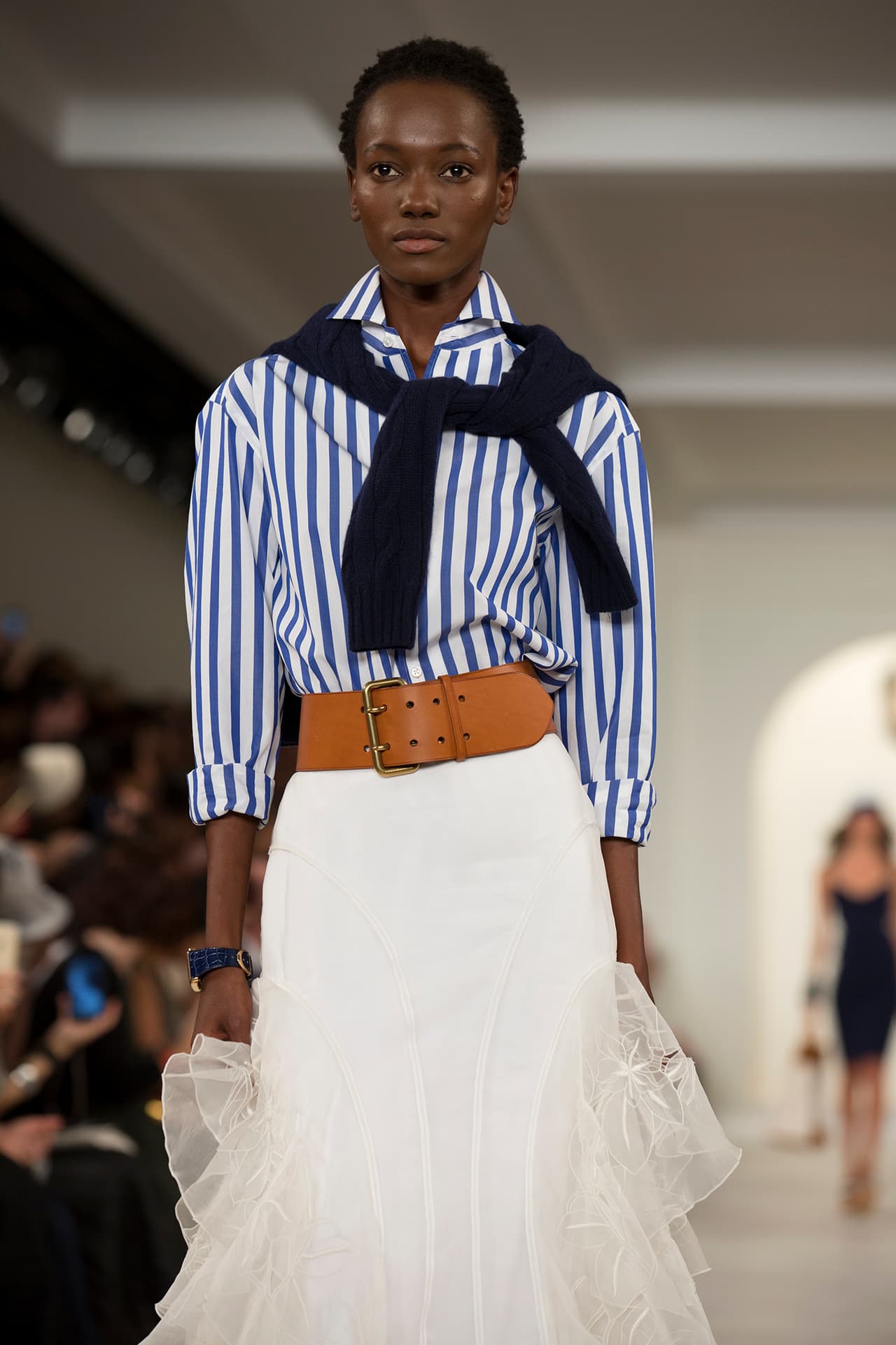 En su presentación durante el NYFW regresa a los básicos veraniegos con un estilo náutico y lleno de elegancia. Colores neutros combinados entre sí y renovados haciendo uso de los 'color blocks' en accesorios y prendas clásicas. Los diseños más elegantes incluyen 'maxi dresses', 'jumpsuits', 'culottes', 'leather jackets' en color camello y conjuntos de color sólido. Si duda una colección que invita a embarcarse en un viaje por el mediterráneo. Diseñador Ralph Lauren. NYFW, Spring/Summer 2016 - 09/17/2015