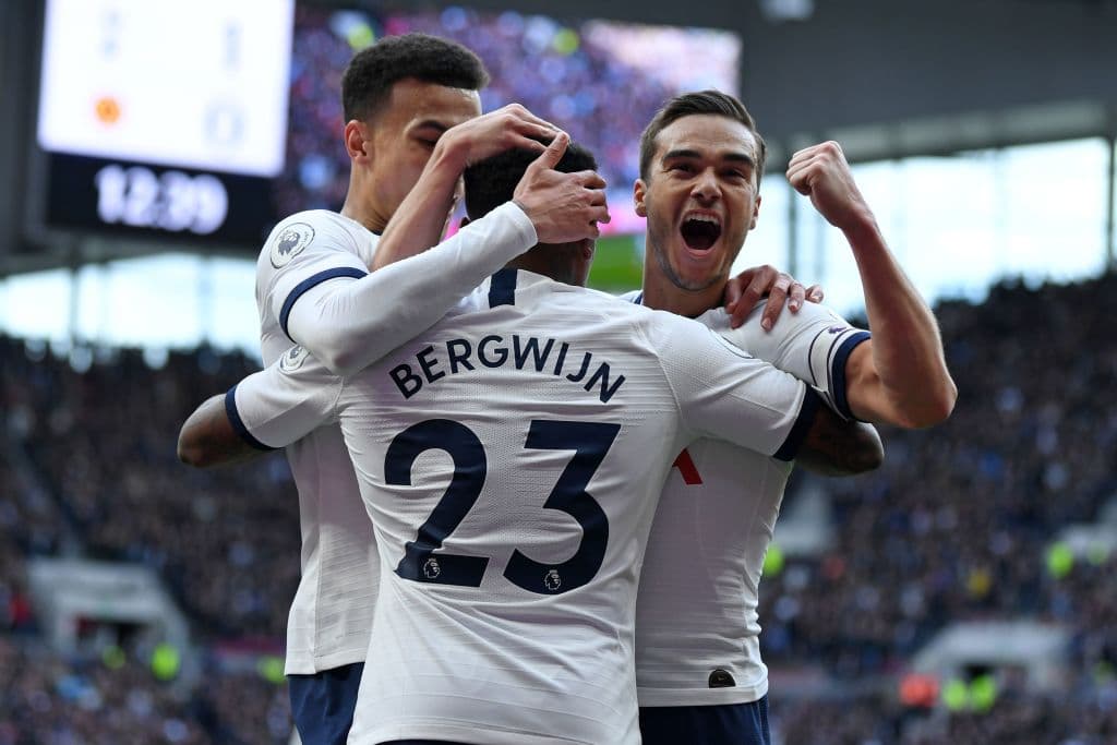 Sus compañeros también celebran el primer tanto del Tottenham ante los Wolves.