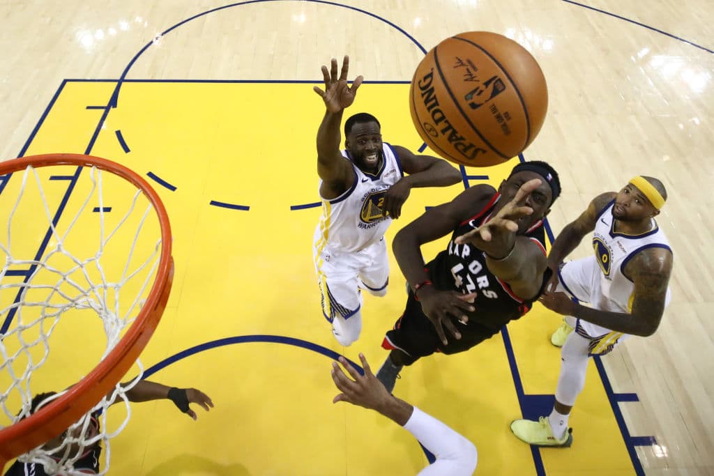 Los Warriors trataron de jugar una defensa más dura que de costumbre, a sabiendas de sus bajas por lesiones, pero no funcionó, el empuje de Toronto fue demasiado.