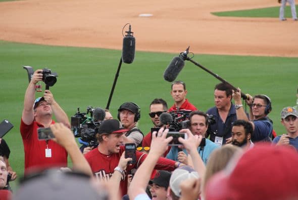 ¡El famoso comediante Will Ferrell se lució jugando con 10 equipos diferentes de la MLB  en cinco partidos del Spring Training en un solo día! Mientras los fans le hacían porras al comediante, éste les hacía bromas desde la cancha. Su hazaña fue grabada para una producción televisiva que será transmitida por HBO a finales de año.