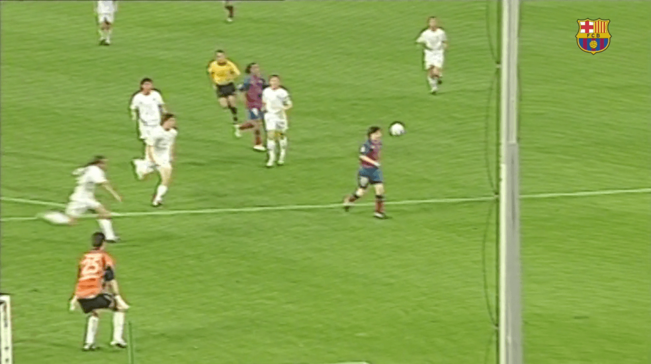 <b>Midió perfecto el balón</b>
<br>Al saberse sólo dentro del área, el argentino tomó su tiempo, espero a que botara y clareó al portero.