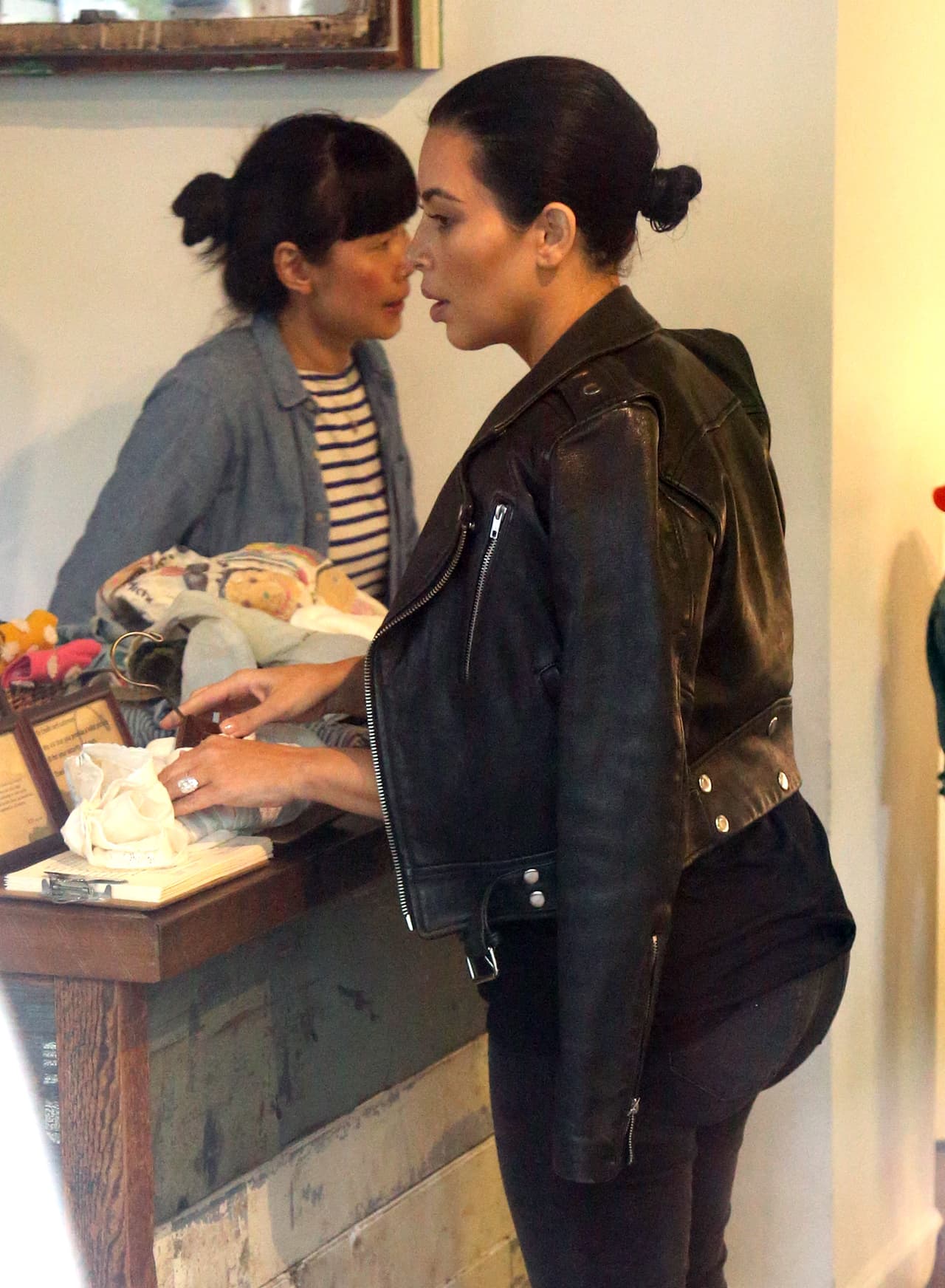 Llegó el momento de pagar y Kim fue quien sacó la billetera.