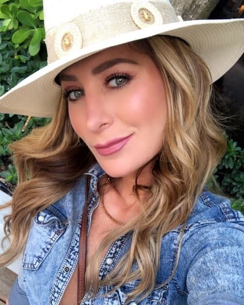 "El amor es lo más hermoso que hay en la vida. Siempre hay que ir por la vida 
<b><a href="https://www.univision.com/shows/el-gordo-y-la-flaca/irina-baeva-dice-tener-claro-cual-es-el-lugar-de-geraldine-bazan-en-la-vida-de-gabriel-soto-video" target="_blank">dando amor</a></b>. Cuando te casas pasas por muchas etapas, y nosotros como seres humanos también".