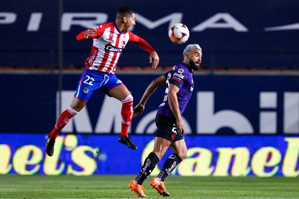 Alexis Canelo tuvo la oportunidad de abrir el marcador desde los once pasos apenas rebasados los 70’ de juego, pero el cancerbero escarlata atajó el tiro con poco esfuerzo. Toluca y San Luis llegaron a 18 y 12 unidades, respectivamente. En la J11, San Luis visitará Querétaro y Toluca recibirá al Pachuca.