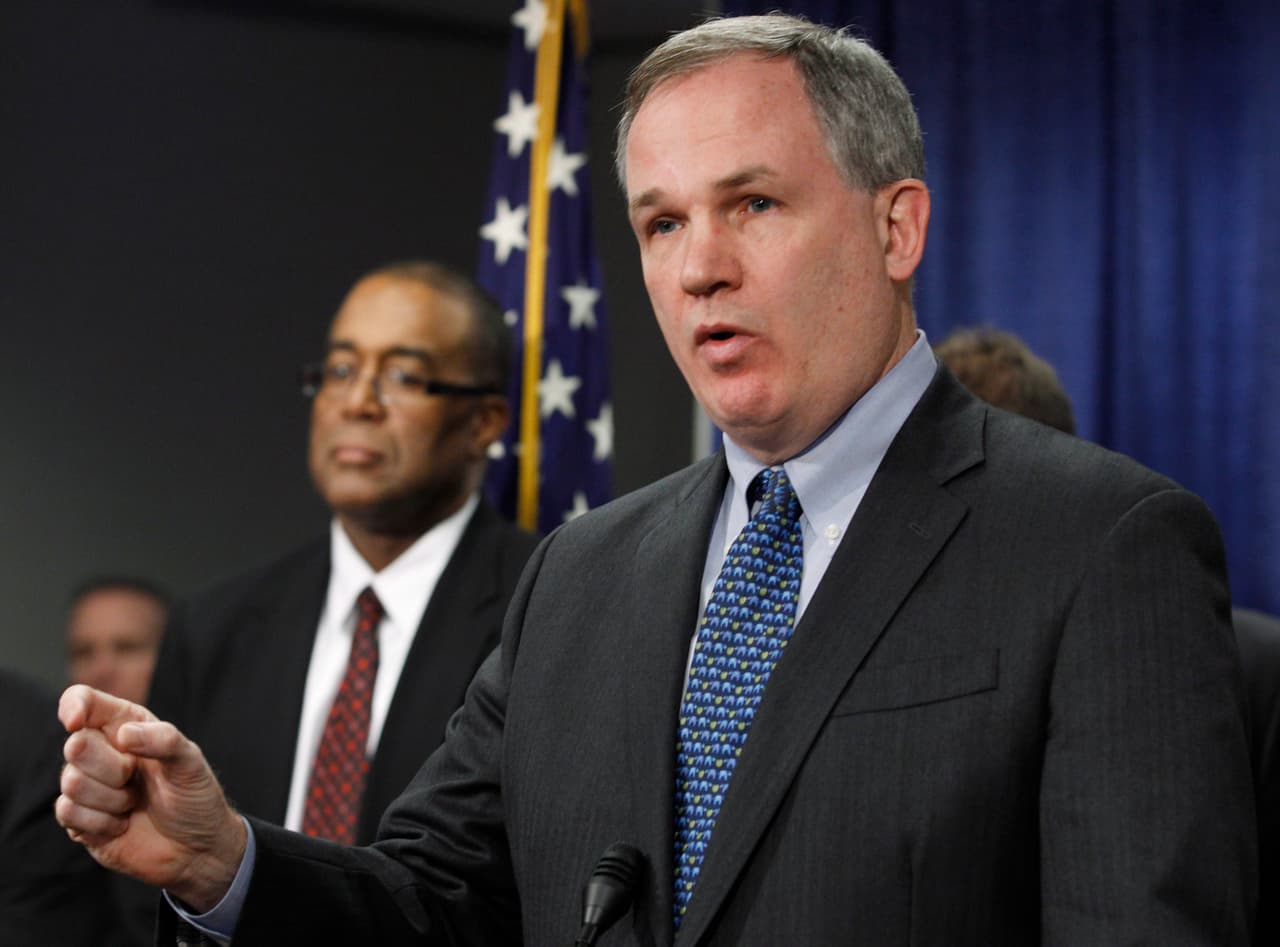 Patrick Fitzgerald, fiscal federal para el Distrito Norte de Illinois, habla en una conferencia de prensa el miércoles 7 de diciembre de 2011 en Chicago, luego de que el exgobernador de Illinois, Rod Blagojevich, fuera sentenciado a 14 años de prisión por corrupción. Las 18 condenas de Blagojevich incluyeron acusaciones de intentar usar su poder para nombrar a alguien en el escaño del Senado que dejó vacante el presidente Barack Obama, con el fin de recaudar dinero para su campaña o conseguir un trabajo bien remunerado.