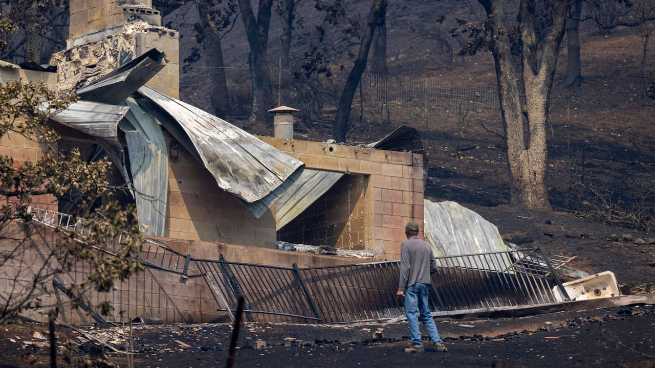 Sigue creciendo el incendio McKinney y destruye por lo menos 87 hogares