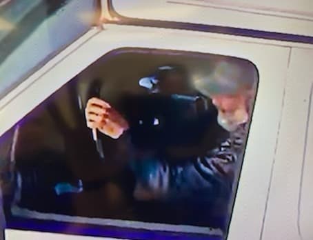 Recientemente, las autoridades de Ocala, ciudad en el condado de Marion, Florida, compartieron en redes sociales algunas imágenes extraídas de una cámara de seguridad donde se aprecia cómo opera lo que presume ser una banda organizada dedicada al robo de vehículos.