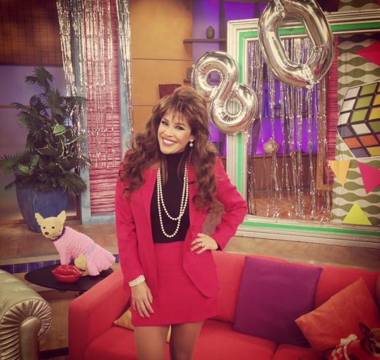 Con este disfraz ochentero, Karla Martínez dijo sentirse muy parecida a su mamá.