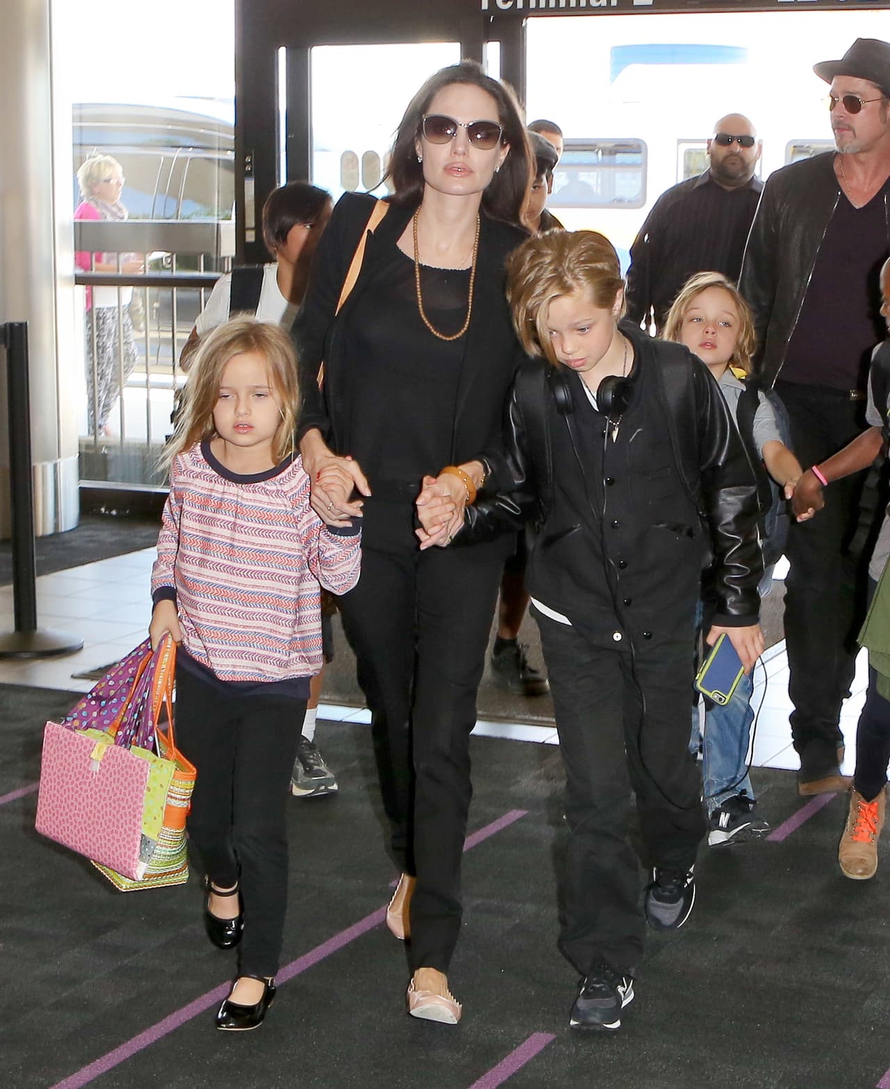 El famoso matrimonio arribó al aeropuerto de Los Ángeles en compañía de todos sus hijos, ¡son una linda familia!