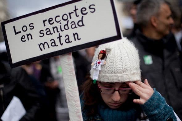 Los manifestantes protestaron contra la intención del gobierno regional de Madrid de privatizar la gestión de seis hospitales y veintisiete centros de salud alegando la necesidad de ahorrar más de 500 millones de euros.