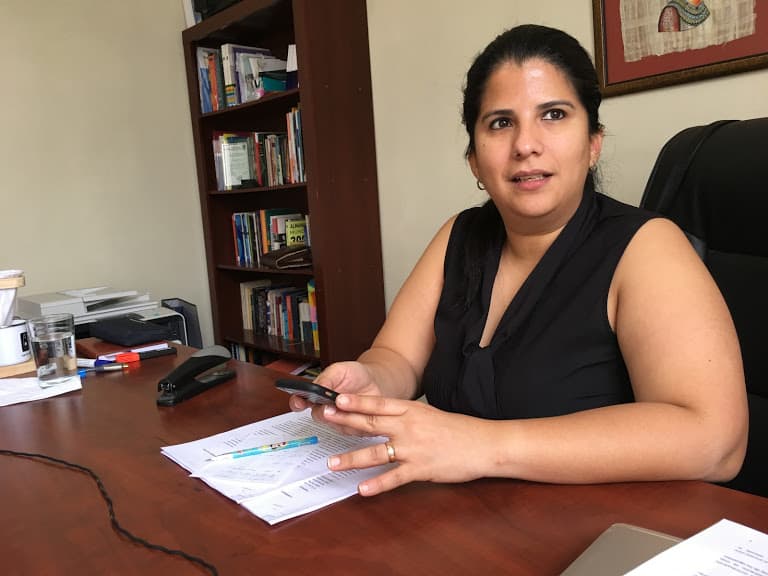 Fatima Mena, diputada por el Partido Anticorrupción en su oficina en San Pedro Sula.