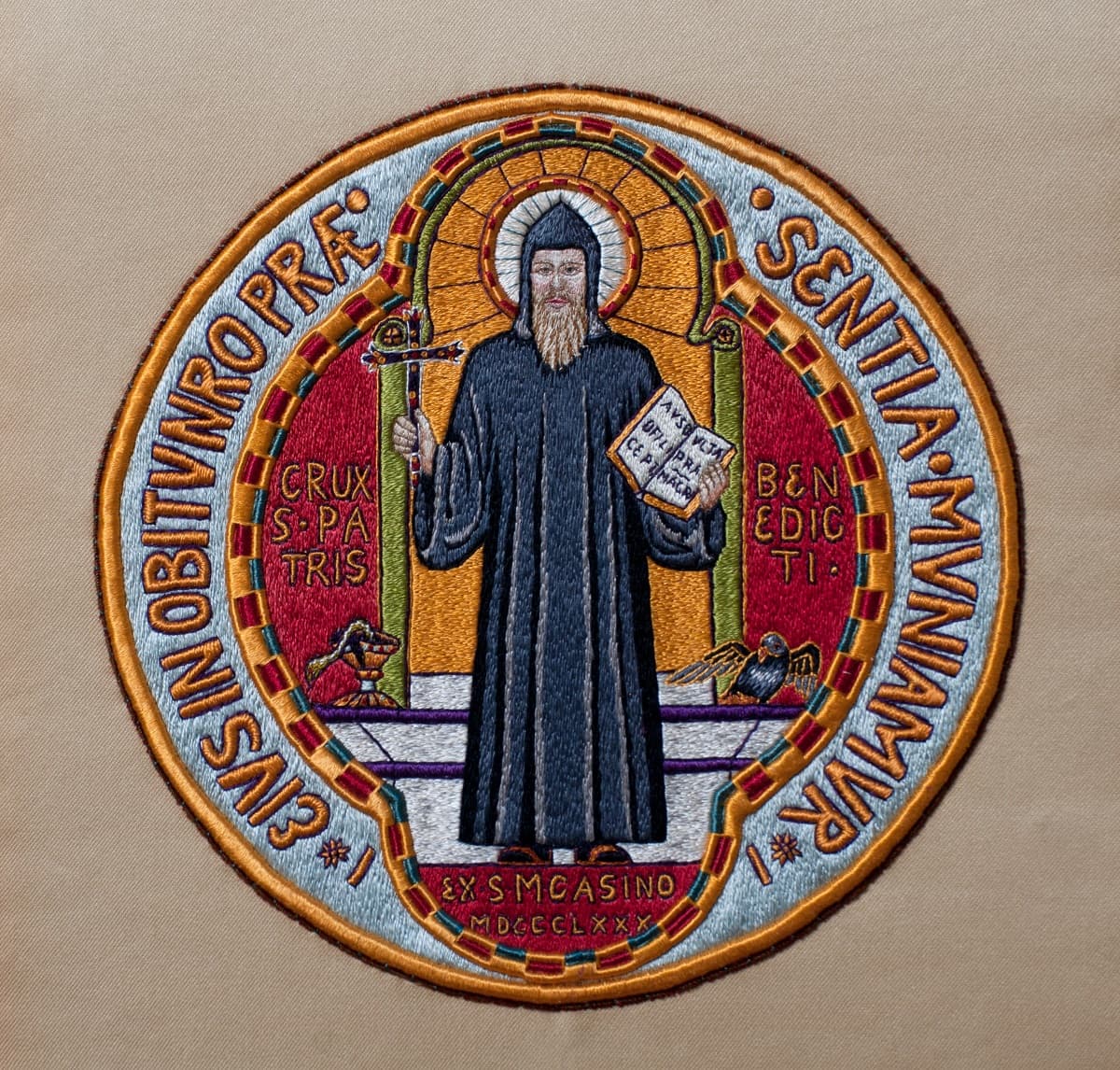 Una MEDALLA DE SAN BENITO es otro talismán muy potente, por el significado y simbolismo religioso que tiene. Los católicos y cristianos le tienen mucha fé debido a las maravillas espirituales que les consigue, que representa el poder salvador de Cristo en nuestra vida.