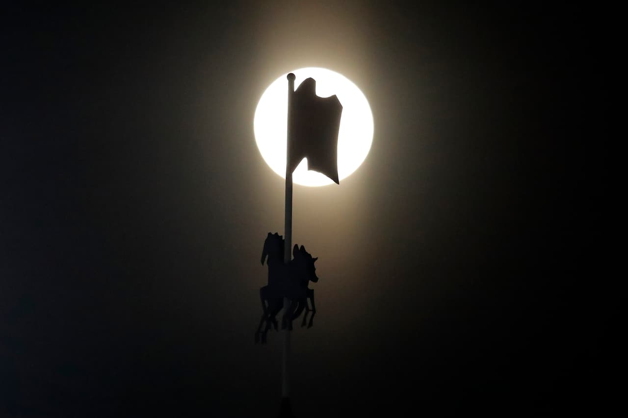 En Maryland, la Superluna deja esta imagen de contraste. La Luna llena de mayo no fue tan brillante ni tan grande como por ejemplo la Luna rosa que hemos visto en abril pasado.