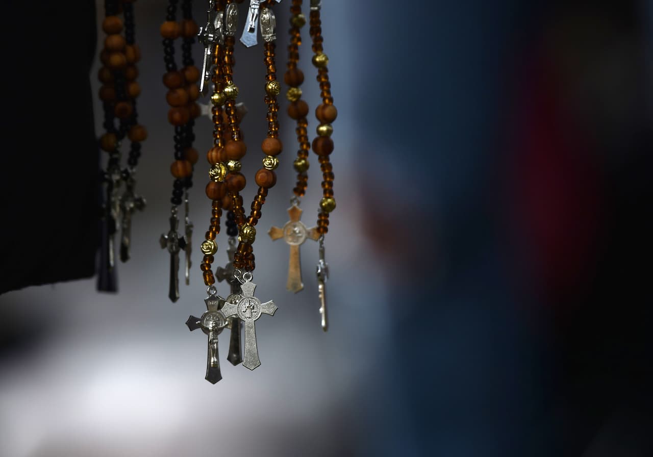 Este año, en especial, el Papa Francisco ha pedido a los católicos responder a la petición de la Virgen de Fátima, que según relatos se apareció hace 100 años, rezar el rosario en todos los rincones del mundo.