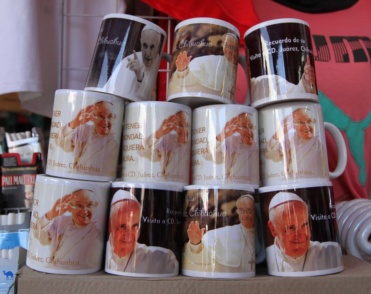 Se popularizan en El Paso los 'recuerdos'  de la visita del Papa Francisco a Ciudad Juárez