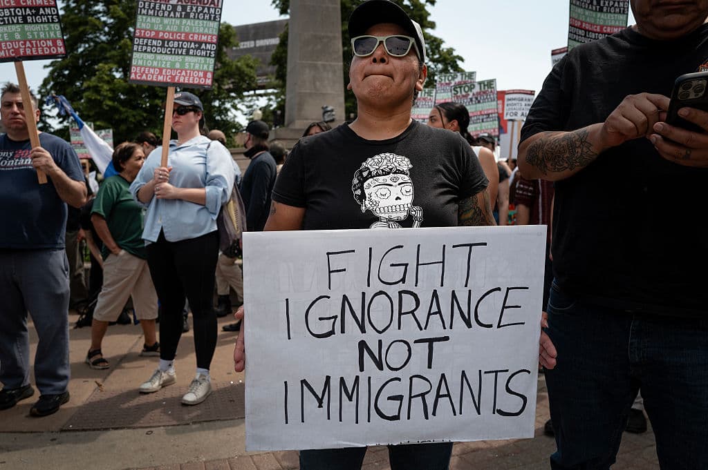 Los participantes calificaron de "crueles" las medidas que está tomando la política migratoria de Trump, así como los ataques a las ciudades santuario y
<b> <a href="https://www.univision.com/local/miami-wltv/podran-viajar-cubanos-venezolanos-residencia-permanente-ee-uu-tras-medida-trump" target="_blank">las nuevas restricciones de viaje</a></b> hacia Estados Unidos desde 12 países, en su mayoría africanos y de Medio Oriente. Esta medida entró en vigor este 9 de junio, en medio de una creciente tensión por la intensa campaña de aplicación de las leyes migratorias.