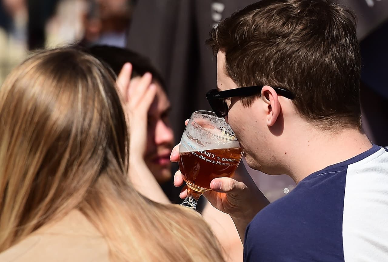 El proceso de adicción al alcohol implica un ciclo de tres etapas: Abuso-Intoxicación, Abstinencia-Afección negativa, y Preocupación-Anticipación.